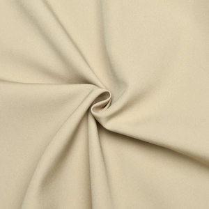 Detailaufnahme des beigen Kleiderstoffs mit eleganter Textur und Hohlsaum-Stickerei
