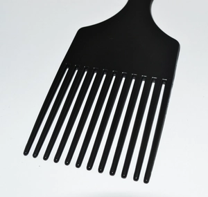 Nahaufnahme des professionellen schwarzen Plastikkamms mit breiten Zinken für Styling