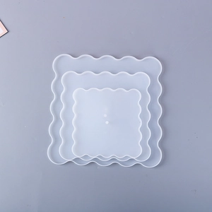 Ensemble de trois moules en silicone carrés festonnés pour la fabrication de plateaux en résine