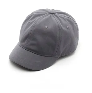 Vue de dessus d'une casquette grise en coton à bord court avec couture à six panneaux