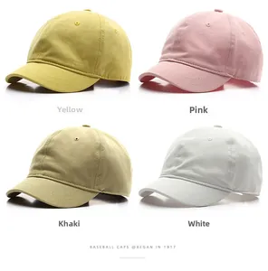 Détail des coutures de qualité sur les casquettes en toile jaune, rose, kaki et blanche