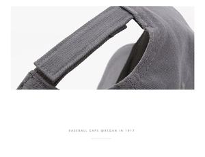 Détail de la sangle Velcro réglable sur une casquette de baseball grise en sergé de coton