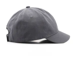 Vue latérale d'une casquette de baseball gris foncé en coton avec lanière réglable