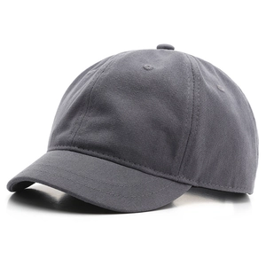 Casquette de baseball unisexe gris foncé à bord court en coton sergé sur fond blanc