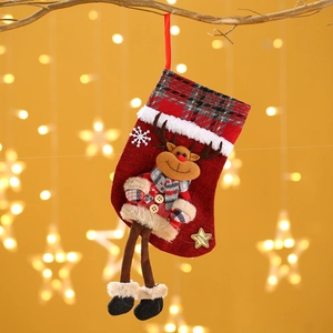 Detail eines Weihnachtsstrumpfs mit 3D-Plüschrentier an einem warmen festlichen Zweig