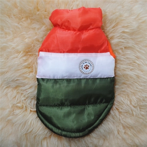Dettaglio del gilet invernale tricolore per cani in tessuto di nylon caldo e morbido