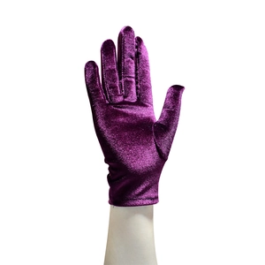 Detail of short purple velvet gloves for women with elastic warm thermal fabric