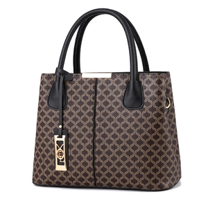 Minimalist vintage geometric tote bag with large capacity and gold metal logo charm
