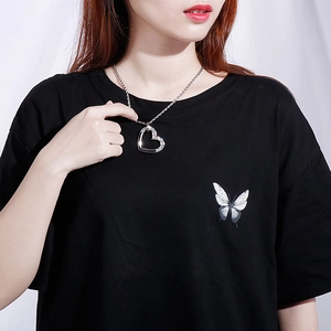 Collier avec pendentif cœur en acier inoxydable argenté et strass sur un mannequin femme