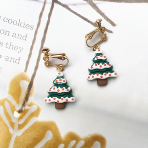 Detail von Weihnachtsbaum-Clip-Ohrringen mit grüner Emaille und Goldlegierung