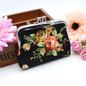 Detailopname van vintage bloemen portemonnee van canvas met metalen sluiting op hout