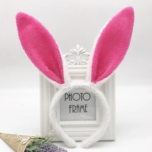 Detail van witte pluche konijnenoren hoofdband met roze lovertjes op vintage frame