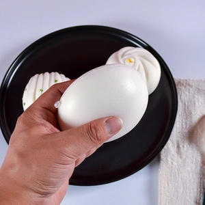 Giocattolo antistress a rimbalzo lento a forma di panino e uovo su vassoio