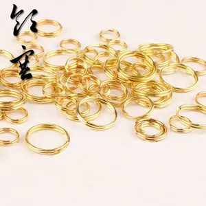 Flache Draufsicht auf goldene Spaltringe in verschiedenen Größen für DIY-Schmuck