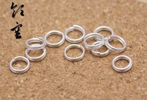 Makroansicht silberner Spaltringe auf Kork für DIY-Schmuck und Halskettenherstellung