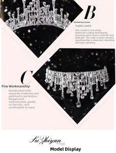 Vue détaillée de la couronne en cristal d'Autriche avec strass carrés et en forme de goutte