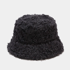 Nahaufnahme der lockigen Teddy-Fleece-Textur eines dunkelgrauen Winter-Anglerhutes