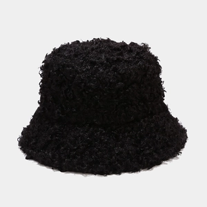 Detailaufnahme der schwarzen Teddy-Fleece-Struktur eines Winter-Fischerhuts
