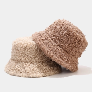Detailstruktur von Teddy-Plüsch-Anglerhüten in Beige und Camel-Farben