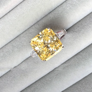 Anello di lusso con pietra gialla taglio cushion in una scatola da gioielli in velluto