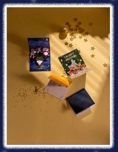Vue détaillée des cartes de Noël 3D avec bonhomme de neige et sapin sur fond étoilé