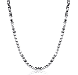 Gros plan d'un collier chaîne box en acier inoxydable argenté de 3mm sur fond blanc