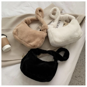 Trois sacs à main en fausse fourrure en marron, blanc et noir vus sous un angle de 45 degrés