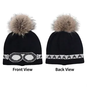 Bonnet en tricot noir avec pompon en fourrure, motif lunettes et étoiles chic