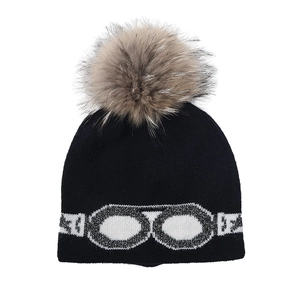 Bonnet noir en maille avec pompon en fausse fourrure et motif lunettes de protection