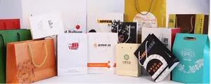 Variété de sacs cadeaux en carton blanc imprimés personnalisés avec poignées renforcées