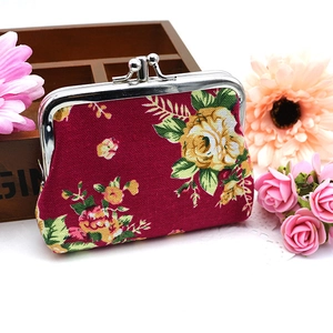 Close-up van vintage canvas portemonnee met bloemenprint en zilveren metalen knipsluiting