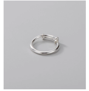 Nahaufnahme des S925 Sterlingsilberrings mit Punzierung und glatt polierter Oberfläche
