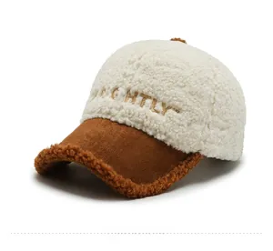 Dettaglio del cappello invernale in sherpa con visiera in pelle scamosciata e ricamo 3D