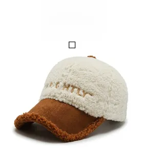 Dettaglio del cappello invernale in lana di agnello con ricamo GENTLY e visiera a contrasto