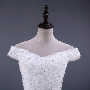 Elegante abito da sposa bianco a spalle scoperte con pizzi e dettagli di paillettes