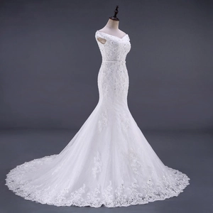 Elegante abito da sposa a sirena bianco con applicazioni in pizzo e strascico lungo su busto