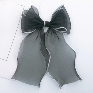 Detailansicht der eleganten schwarzen Organza-Schleife mit weißem Rollsaum-Design