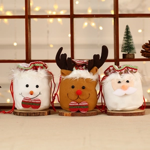Detailansicht der Weihnachts-Geschenkbeutel mit Kordelzug aus Samt mit Rentier-Motiv