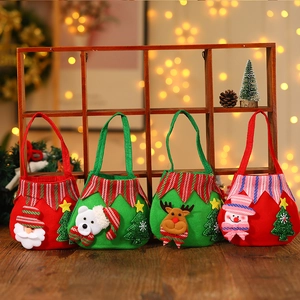 Detail von 3D-Weihnachtsfiguren auf Filz-Geschenktüten mit Plüschtexturen