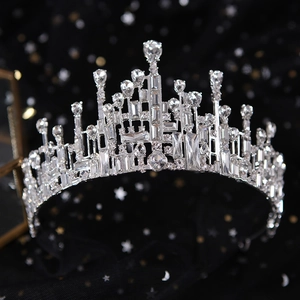 Couronne de mariée argentée élégante avec cristaux de luxe sur un fond étoilé noir