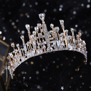Couronne de mariée vintage dorée de luxe avec cristaux brillants sur fond étoilé