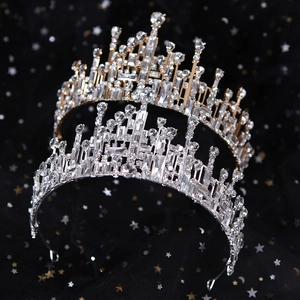 Tiares de mariée de luxe en or et argent avec cristaux étincelants sur fond noir