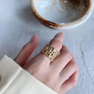 Macro shot of 925 silver braided bamboo ring with thick golden texture on model finger