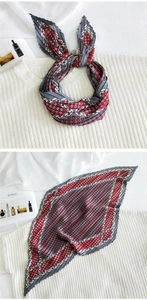 Details des rot-grauen Falten-Halstuchs mit feiner Plissee-Textur und Punkten