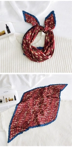 Detail eines plissierten Seidenschals mit Vintage-Blumenmuster und blauem Kontursaum