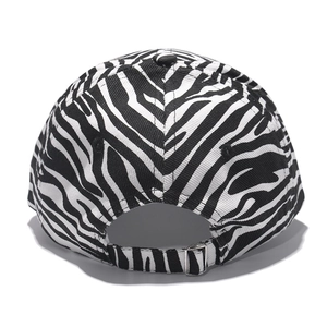 Détail arrière d'une casquette zébrée avec sangle réglable et boucle en métal argenté