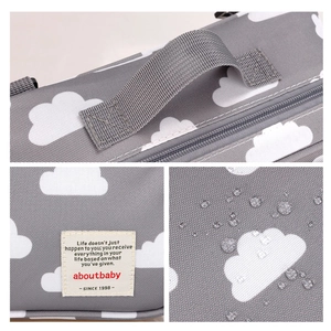 Detail einer wasserfesten Kinderwagentasche mit Wolkenmuster und aboutbaby Etikett