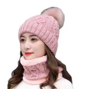 Set sciarpa e cappello in maglia rosa con fodera in pile e pompon di pelliccia sintetica