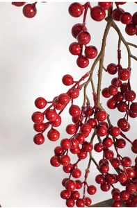 Gros plan d'une branche de baies rouges artificielles brillantes de 2m pour Noël