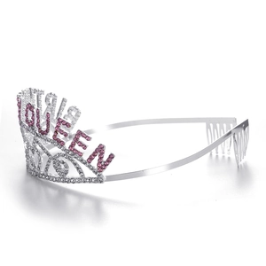 Dettaglio corona di compleanno argento con scritta Queen in strass rosa e pettini laterali